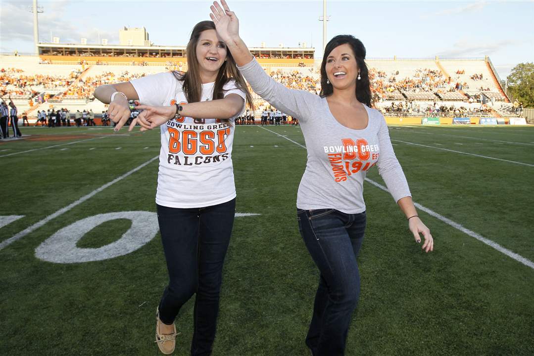 Bowling-Green-State-University-students-Kayla-Somoles-left-and-Angelica-Mormile-1