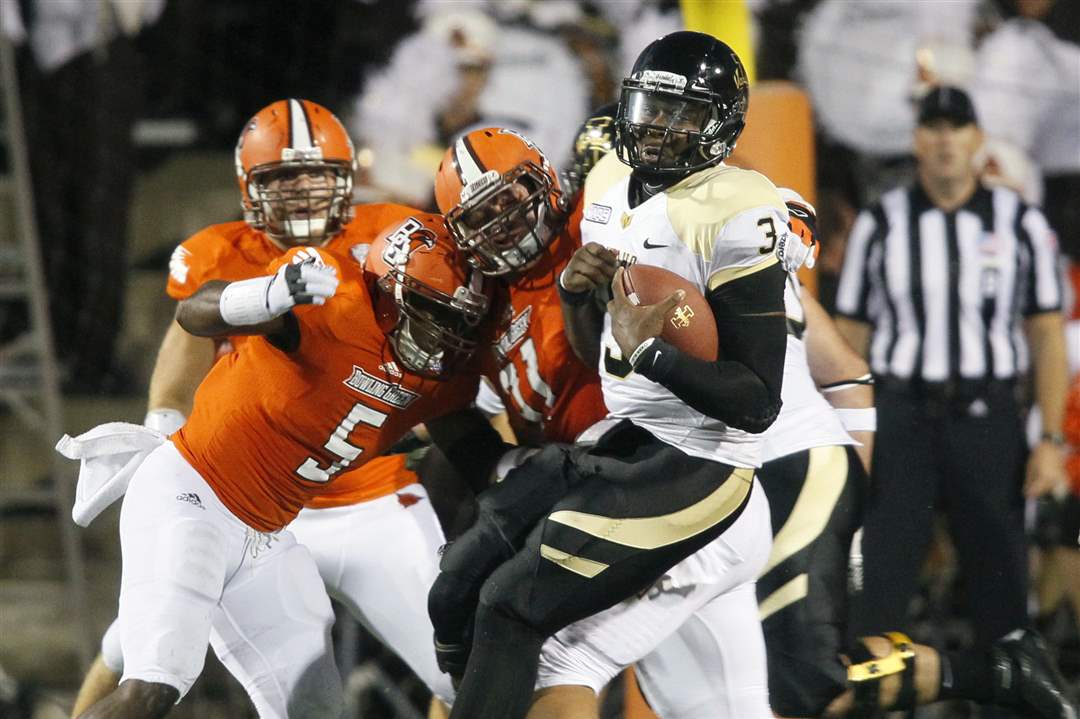 Idaho-quarterback-Dominique-Blackman-is-sacked