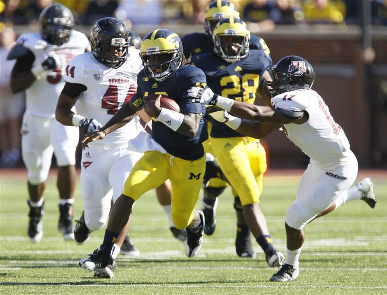 Michigan-s-Denard-Robinson-streaks-past-Randall-Jette
