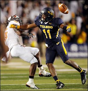 Toledo cornerback Cheatham Norrils, right, breaks up a pass intended for Bowling Green receiver Je'Ron Stokes.