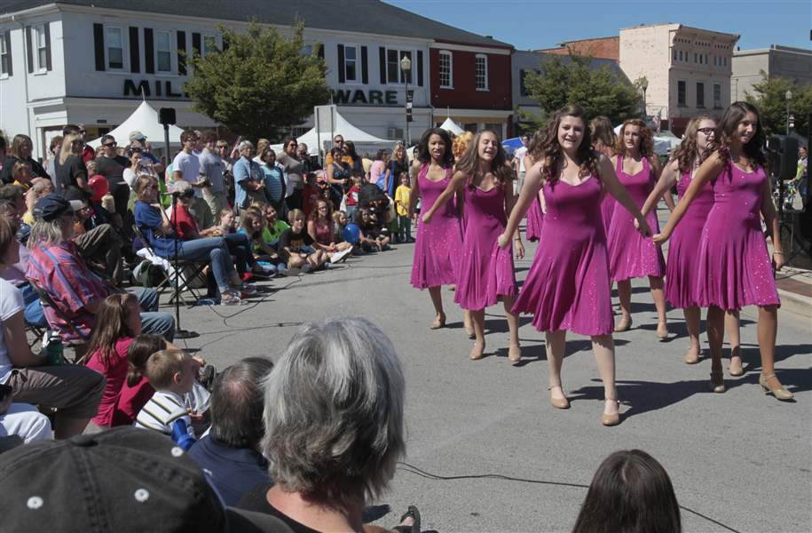 Perrysburg-High-School-s-Women-s-Select-Show-Choir-1