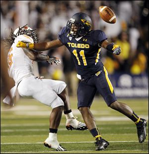 Cheatham Norrils (11) breaks up a pass intended for  Bowling Green receiver Je'Ron Stokes (16) during the third quarter.