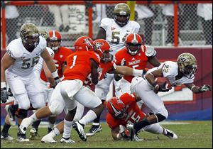 Bowling Green defender Ryland Ward (15) tries to pull down Virginia Tech's Tony Gregory as Darrell Hunter (1) moves in.
