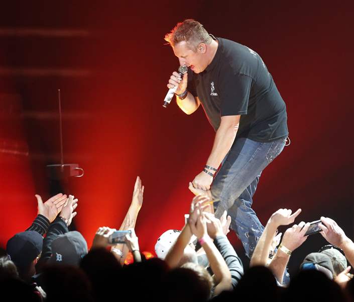 Rascal-Flatts-LeVox-shakes