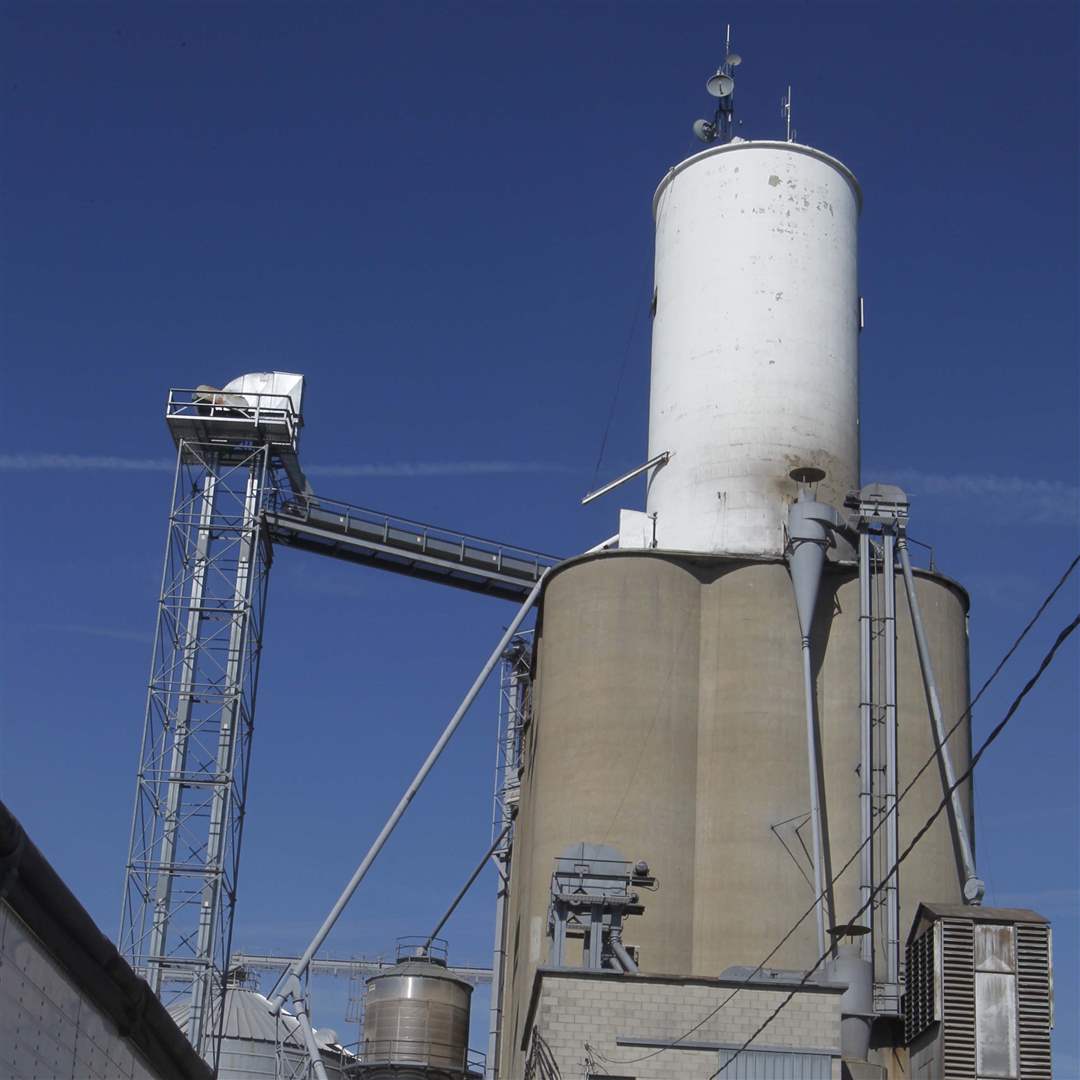 Farmers-line-up-to-dump-soy-beans-corn-and-wheat