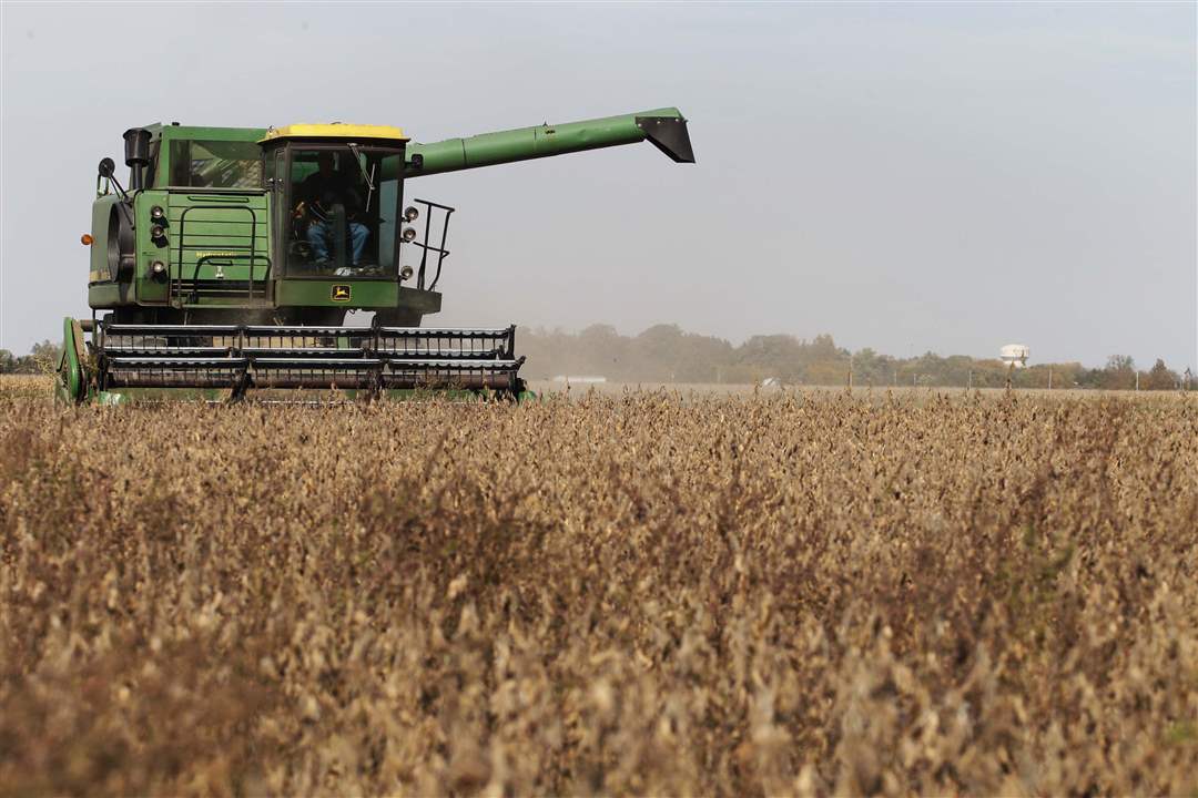 Portage-Ohio-farmer-Jim-Canterbury-harvests
