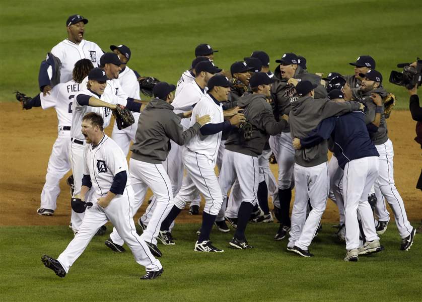 ALCS-Yankees-Tigers-Baseball-fan-sign-sweep