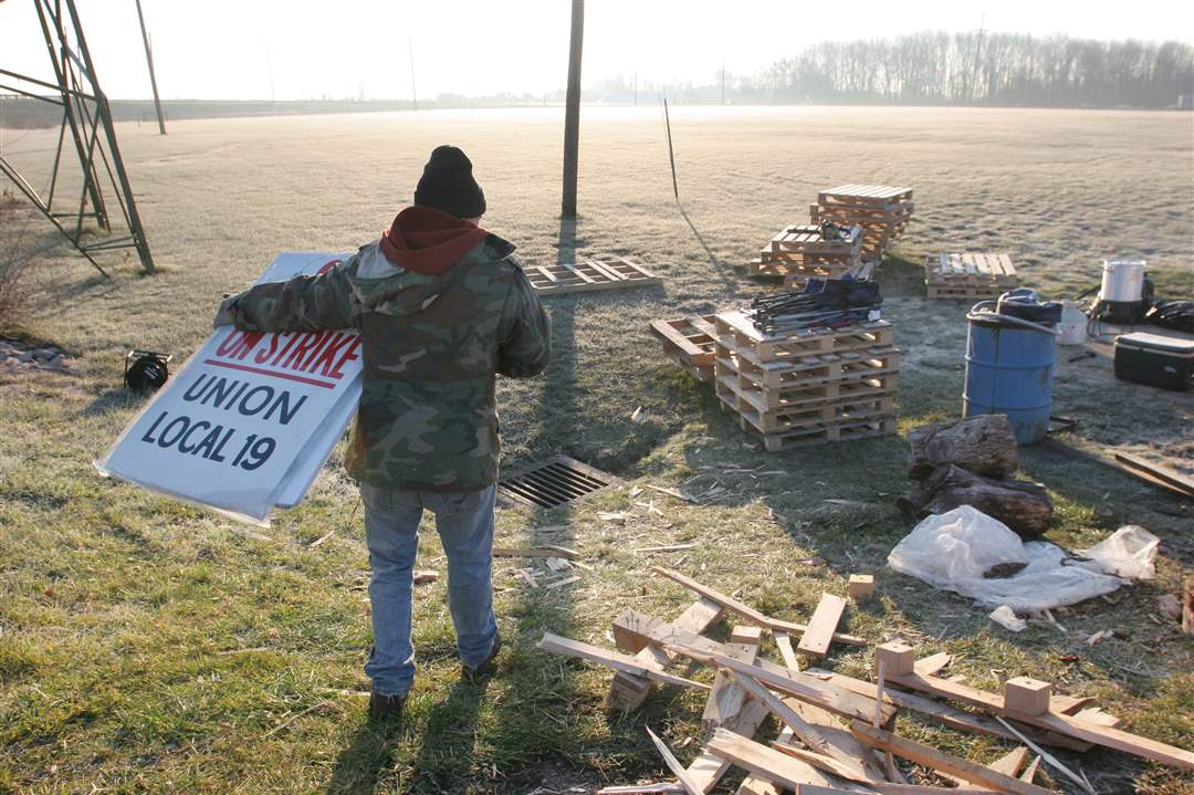 19-Union-members-stand-outside-the-Northwood-Hostess-plant-as-they-learn-that-Hostess-will-go-out-of-business