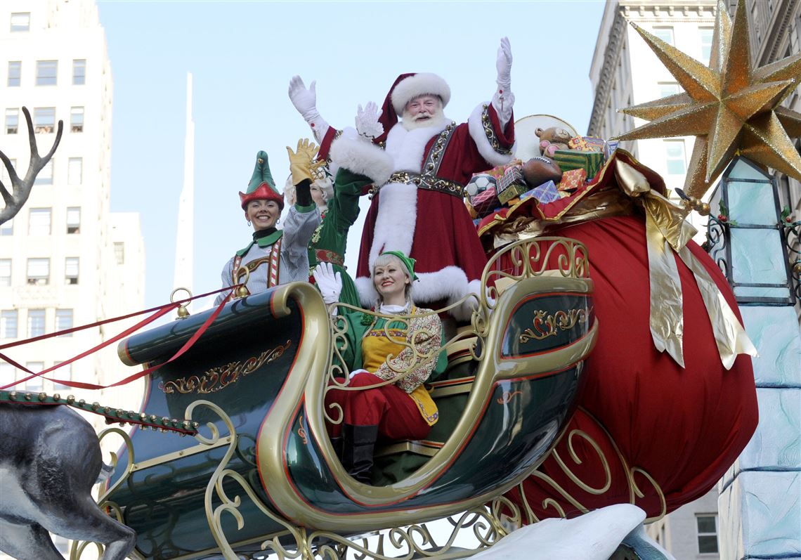 Дед мороз на крыше дома