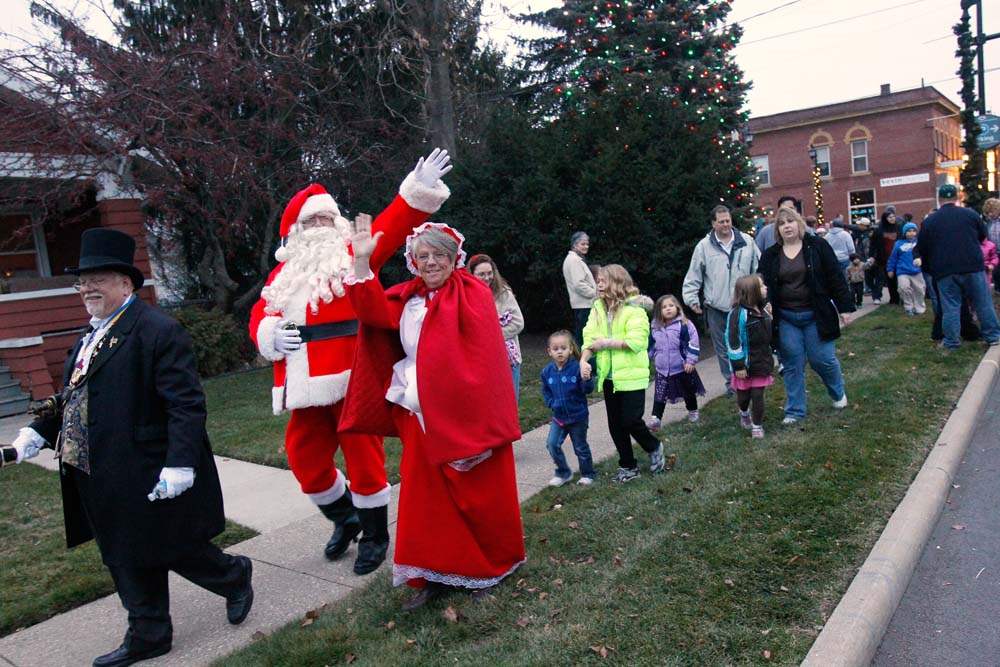 Santa-arrives-Mr-and-Mrs-Claus