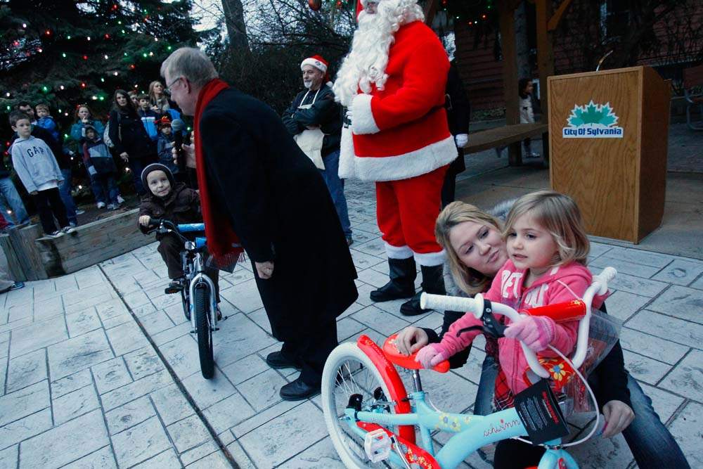 Santa-arrives-pink-bike