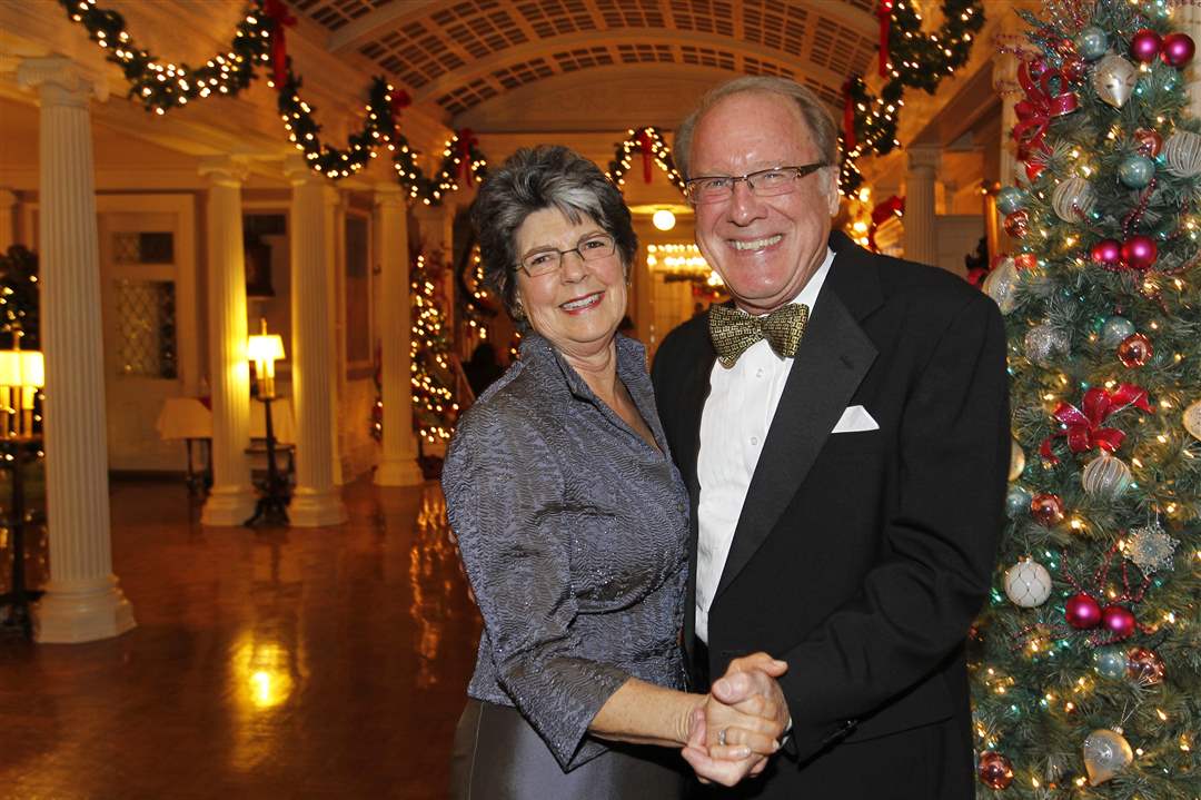 SOC-cotillion08p-claudia-and-peter-handwork
