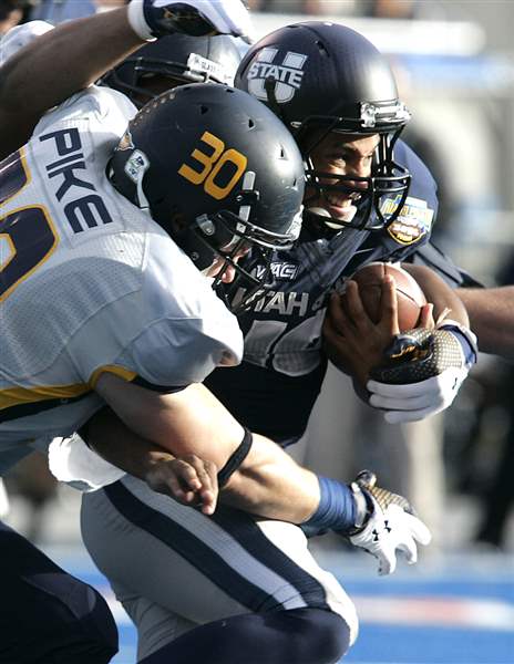 Famous-Idaho-Potato-Bowl-Football-tackle