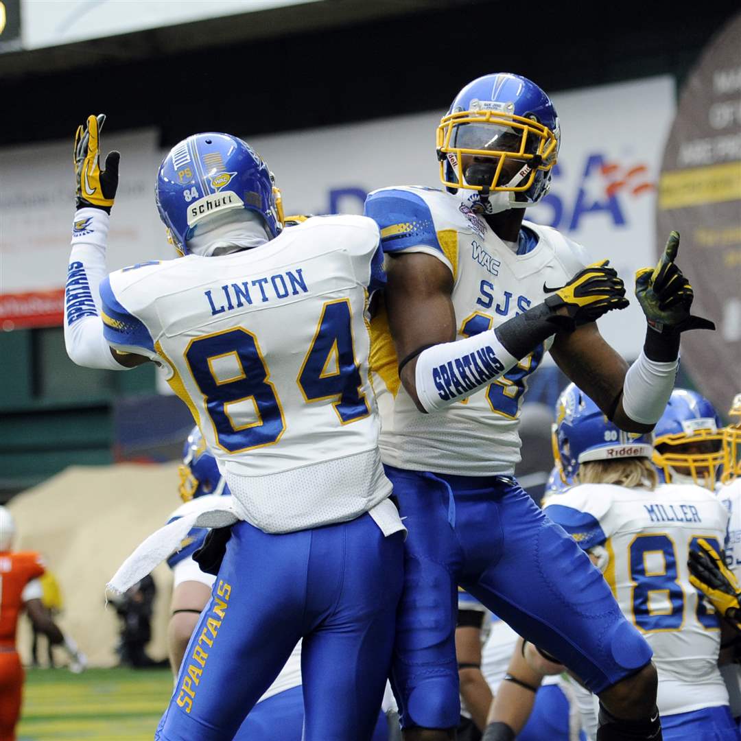 Military-Bowl-Football-12