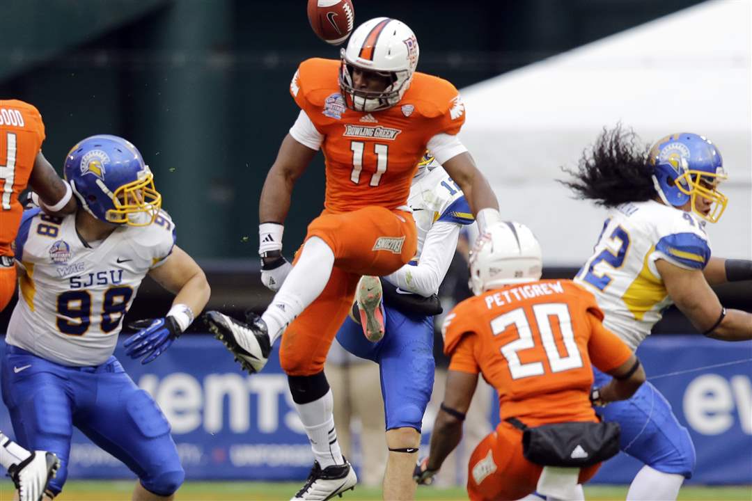 Military-Bowl-Football-1