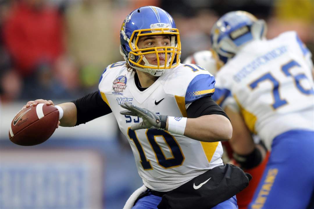 Military-Bowl-Football-10