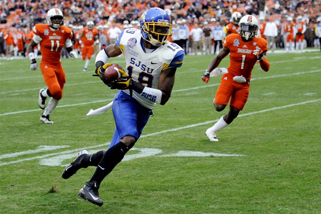 Military-Bowl-Football-11