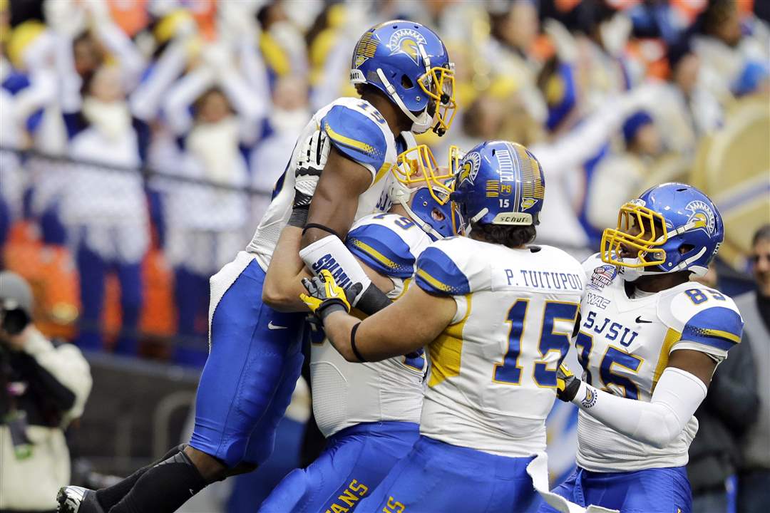 Military-Bowl-Football-2