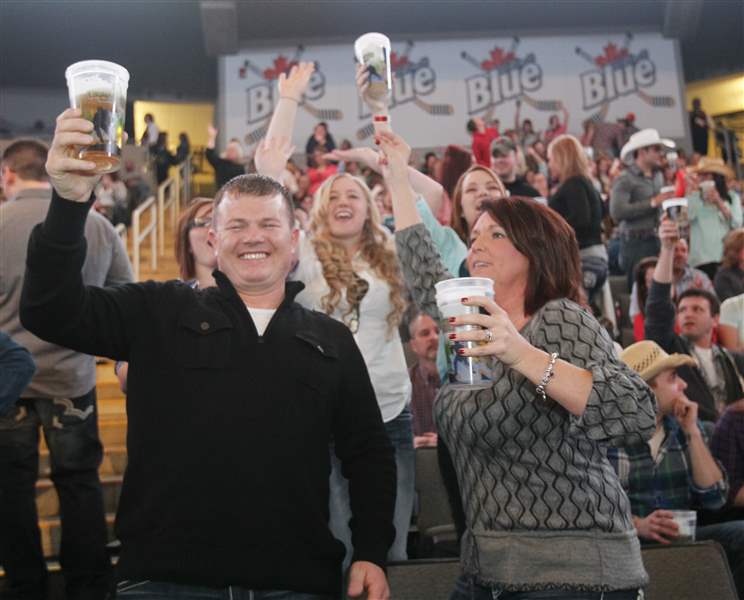 Duane-and-Katrina-Parsell-of-Findlay-Luke-Bryan
