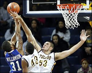 UT freshman Nathan Boothe, right, was an AAU and high school teammate of Western Michigan’s Darius Paul. In high school, they led Warren Township (Ill.) to a state final appearance.