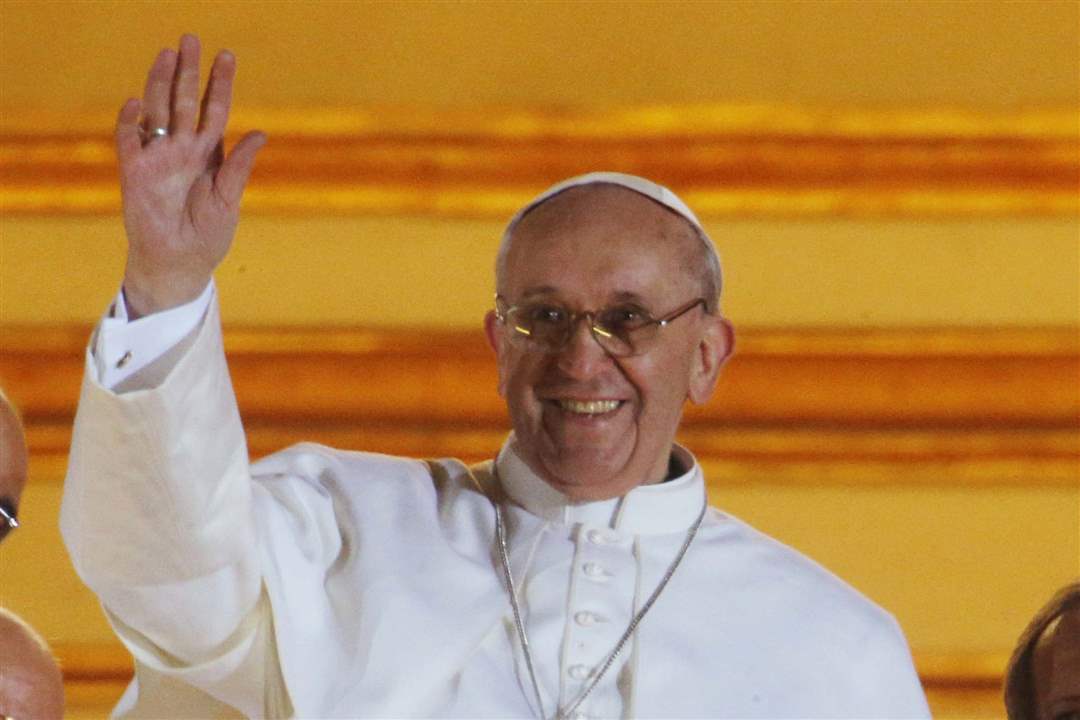 Pope-Francis-waving-crowd