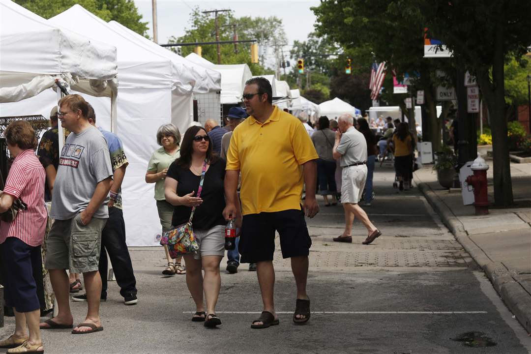 Art-fair-taking-a-walk