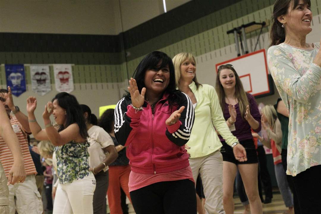 Central-flash-mob-Sonia-William-Moores-clapping