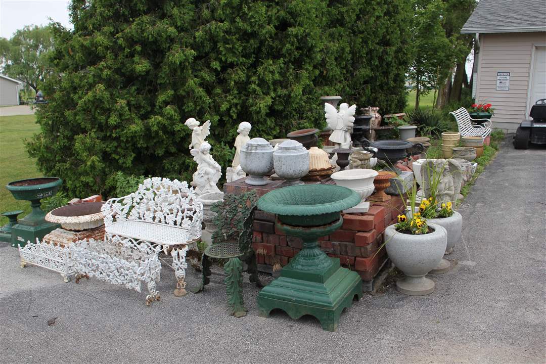 Cemetery-stealing-Huey