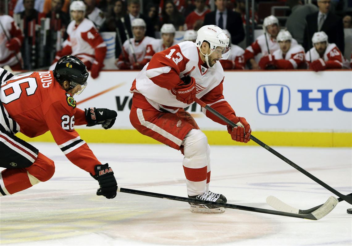 The Detroit Red Wings won against the Philadelphia Flyers, 3 to 2, on  October 18, 2001.