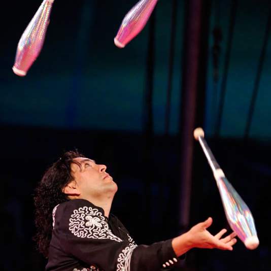 Raul-Olivares-juggles