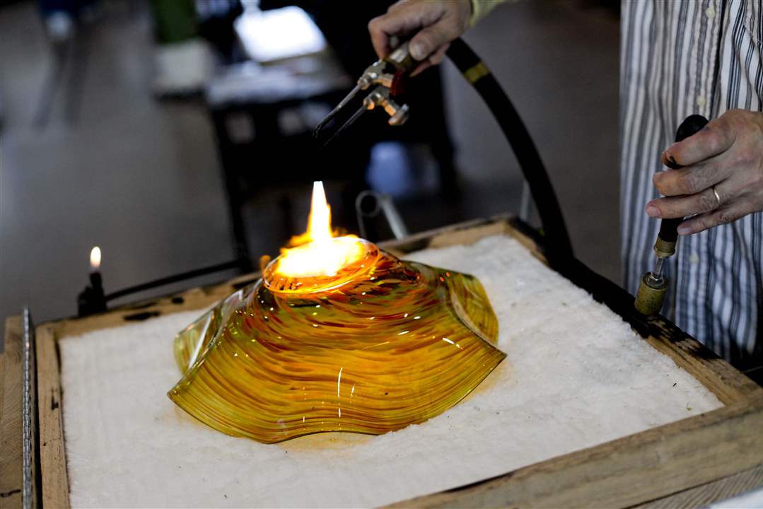 Onlookers 'blown away' by Marion glass blowing demonstration