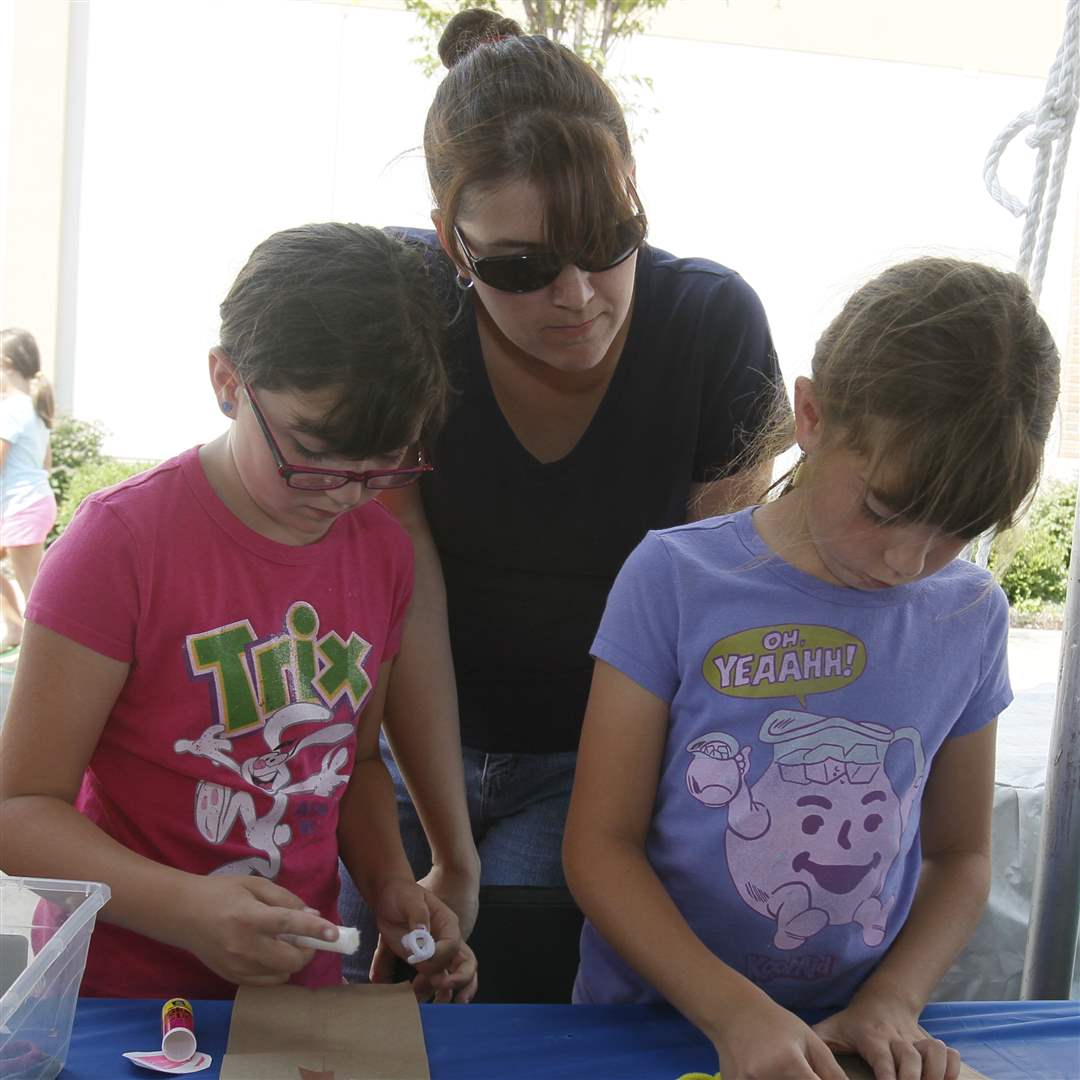 CTY-artshow19p-fretag-family