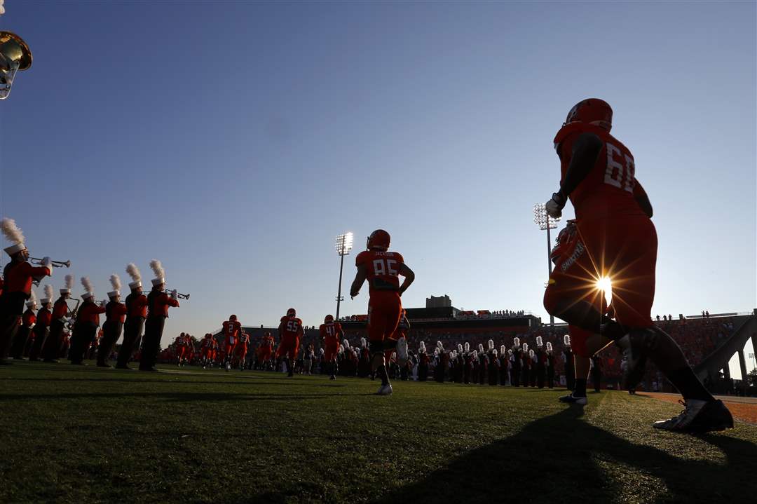 SPT-BGfootball30p-falcon-football