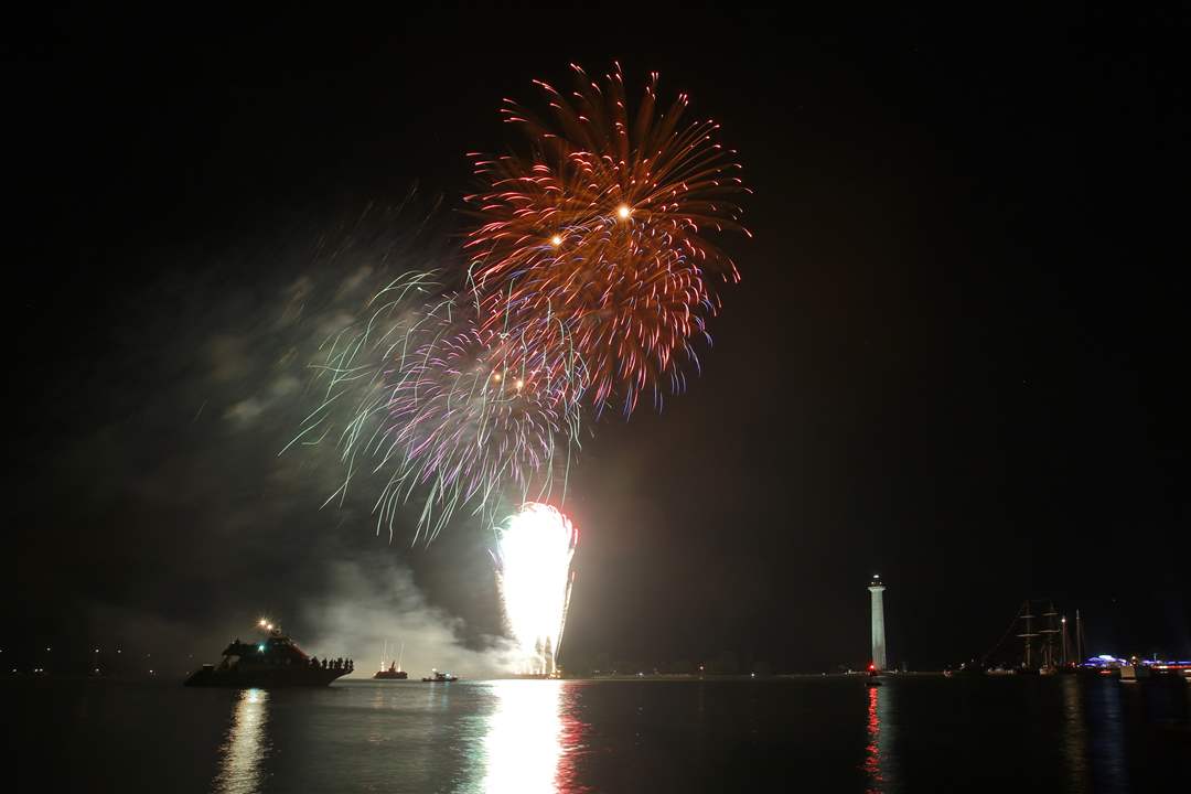 CTY-tallships01p-fireworks-4
