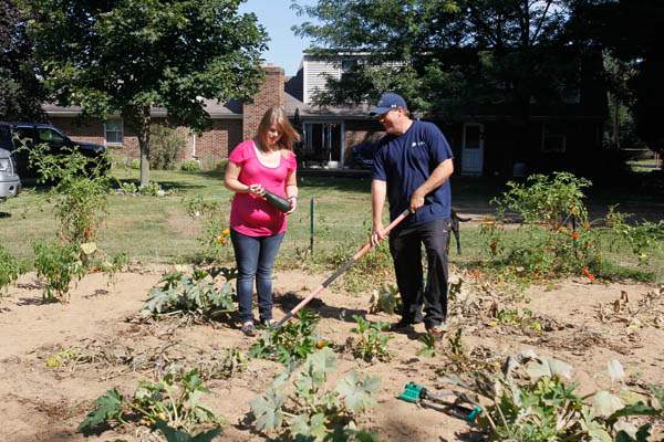 Ariel-left-with-a-zucchini-and-her-dad-Rob-Scott