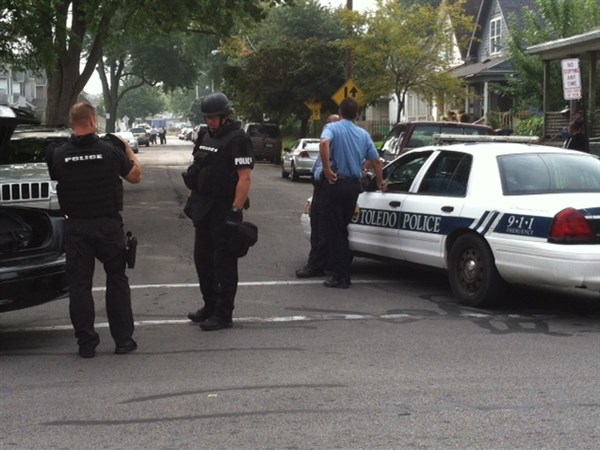 2 burglary suspects arrested after brief East Toledo standoff | The Blade
