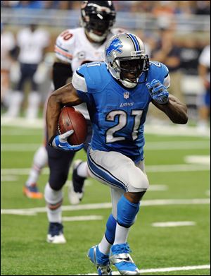 Detroit's Reggie Bush runs for a 37-yard touchdown during the second quarter as the Lions beat the Bears. STORY ON PAGE 6.