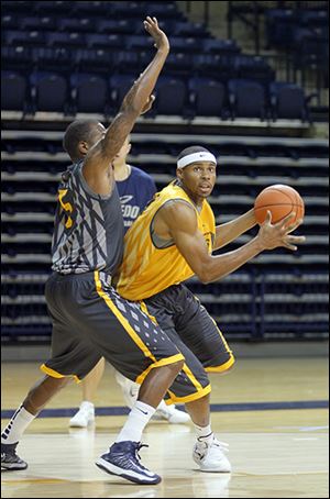 Rian Pearson, left, tries to stop J.D. Weatherspoon during practice. Weatherspoon sat out last season after transferring.