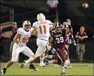 Bowling Green quarterback Matt Johnson (11) makes a pass as Mississippi State linebacker Richie Brown (39) attempts to block in the first half of their NCAA college football game in Starkville, Miss., Saturday, Oct. 12, 2013. (AP Photo/Kerry Smith)