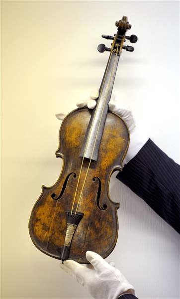 Britain-Titanic-Violin-3