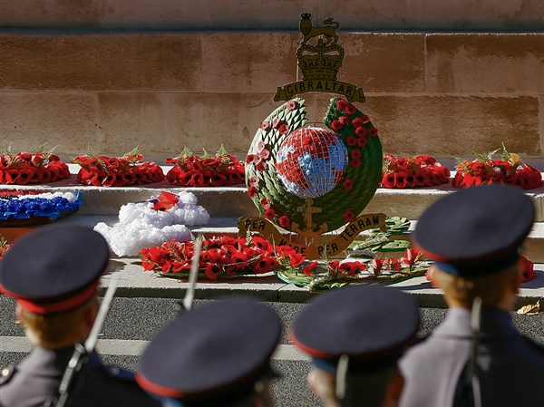 Queen leads annual tribute to war dead | The Blade