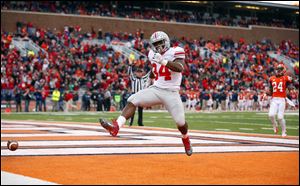 Ohio State running back Carlos Hyde celebrates after scoring on a late 51-yard touchdown run Saturday at Illinois.