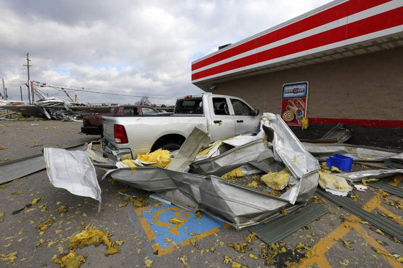 CTY-storm19p-truck-at-circle-k