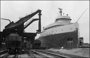 The Edmund Fitzgerald unloads a record 25,172 tons of iron ore at the Toledo Lakefront dock June 21, 1960