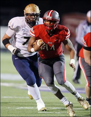 Central Catholic quarterback DeShone Kizer runs the ball against Tiffin Columbian. He has 2,630 yards passing and 403 rushing.