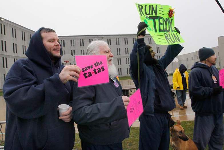 CTY-INMATESRUN23p-inmates-cheer-2