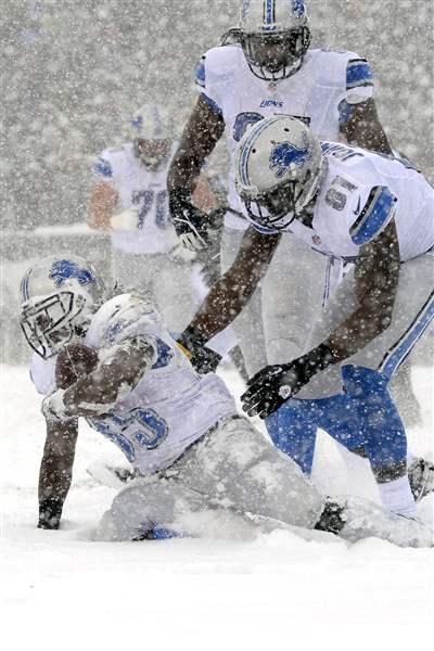 Detroit-Lions-Joique-Bell-left-gets-up-with-t