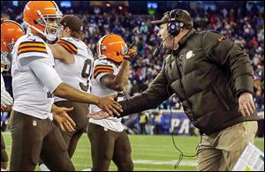 Browns coach Rob Chudzinski, a Toledo native, congratulates  quarterback Jason Campbell after a touchdown pass.