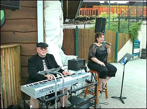 Mike Lorenz and Kelly Broadway will entertain tonight at Real Seafood Company restaurant.