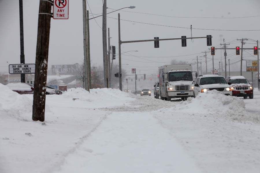 CTY-Snowstorm02p-snow-sidewalk